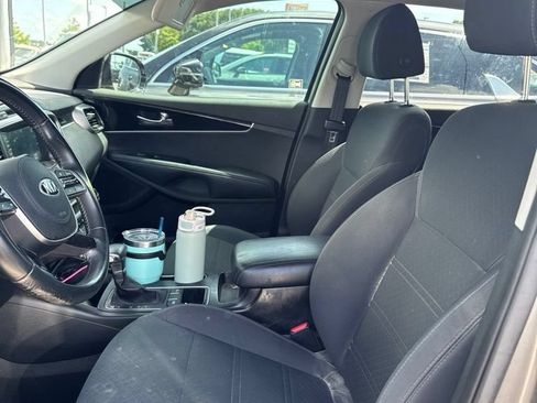 Used 2019 Kia Sorento FWD w/ LX Convenience Package image 3