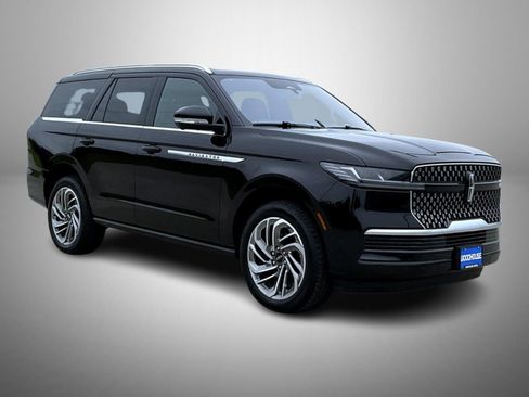 Used 2025 Lincoln Navigator Reserve AWD/4WD image 3