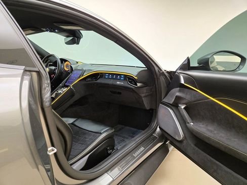 Used 2022 Ferrari Roma RWD image 22
