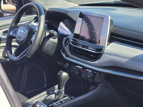 Used 2025 Jeep Compass Latitude image 8