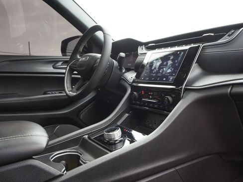 Used 2024 Jeep Grand Cherokee Altitude image 42