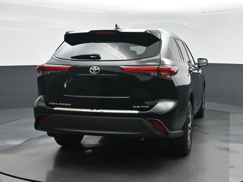 Used 2020 Toyota Highlander XLE AWD/4WD image 6