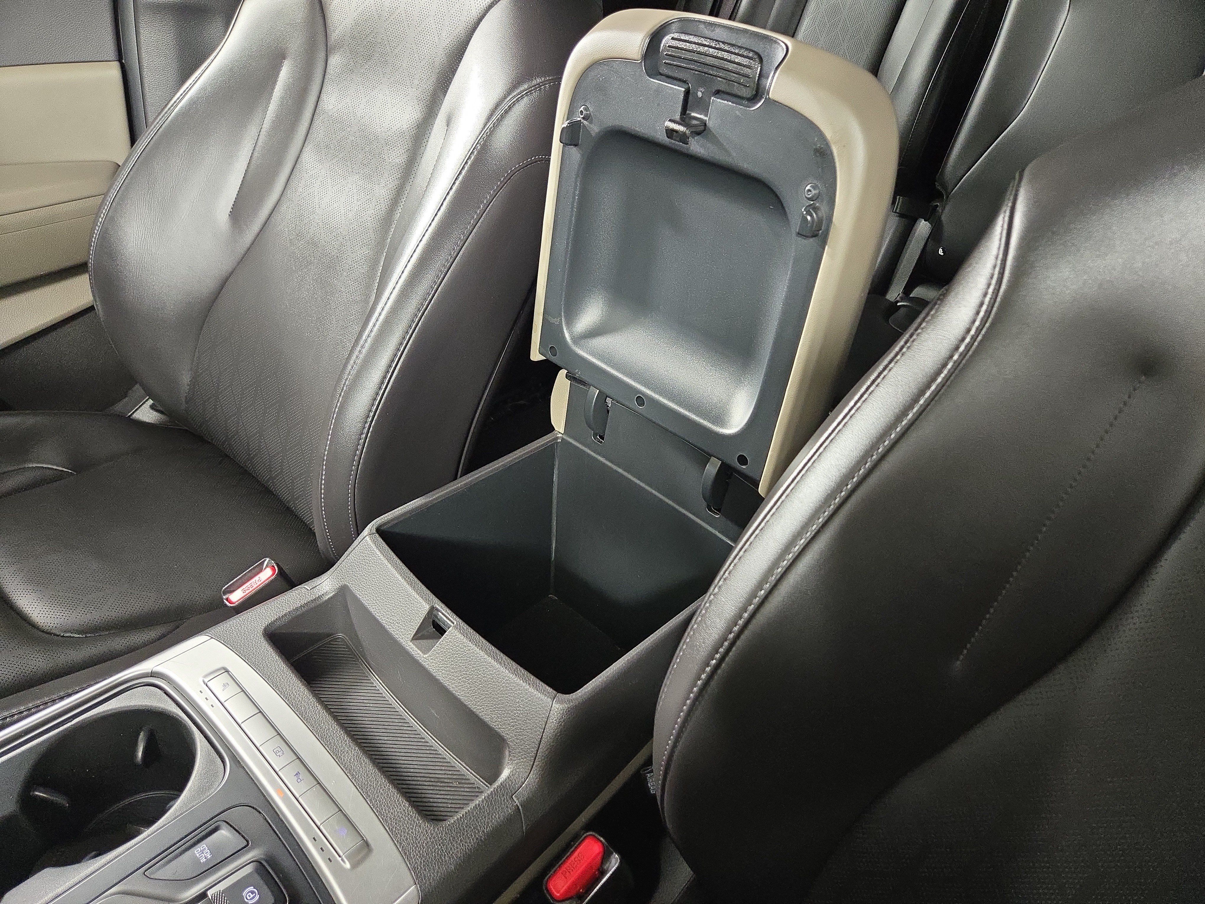 Used 2025 Kia Carnival FWD image 29