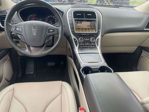 Used 2017 Lincoln MKX Reserve w/ Driver Assistance Package FWD image 13