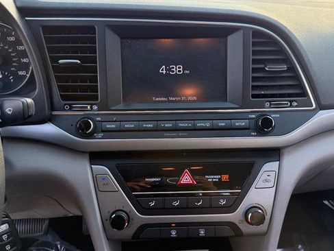 Used 2017 Hyundai Elantra SE image 18