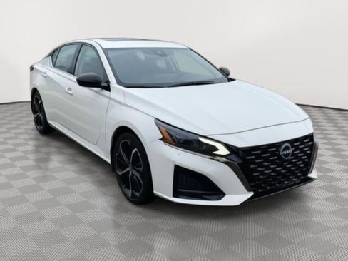 Used 2024 Nissan Altima 2.5 SR w/ SR Premium Package image 4