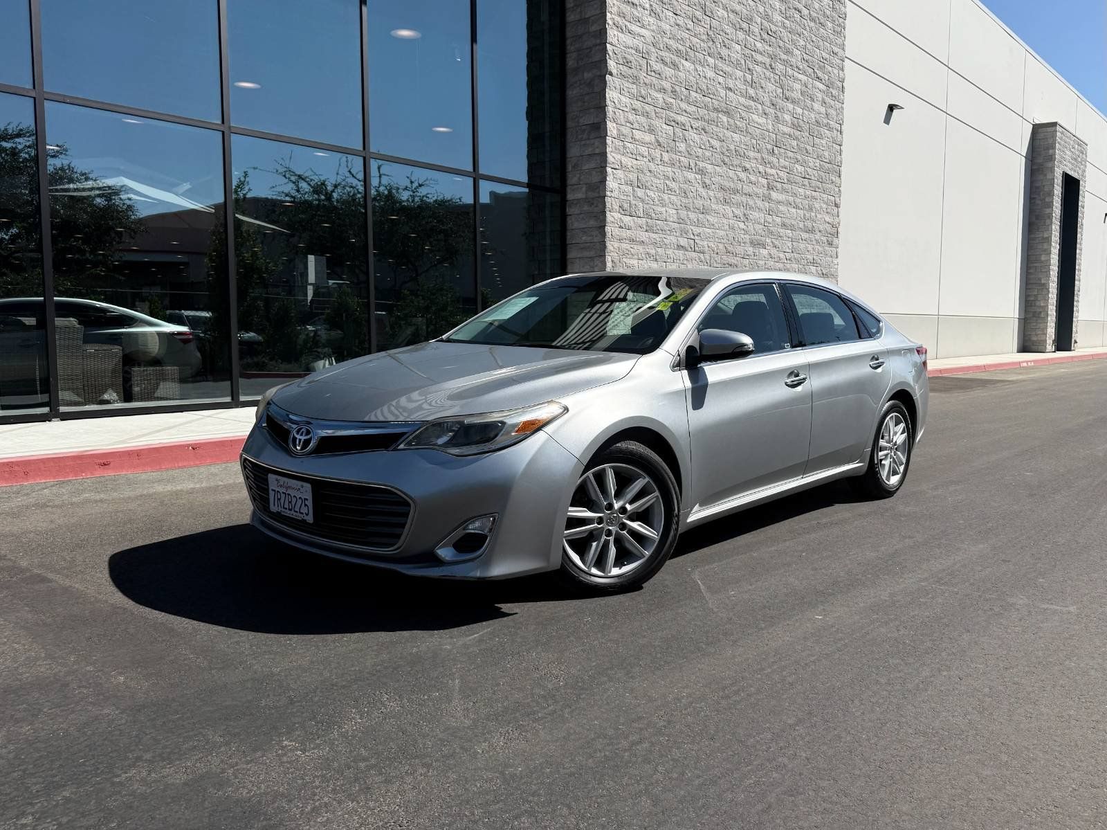 Used 2015 Toyota Avalon XLE FWD image 1