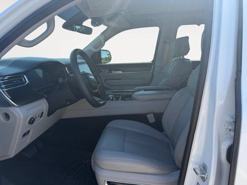 Used 2023 Jeep Grand Wagoneer 4WD image 9