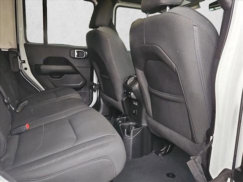 Used 2022 Jeep Wrangler Unlimited Sahara image 20