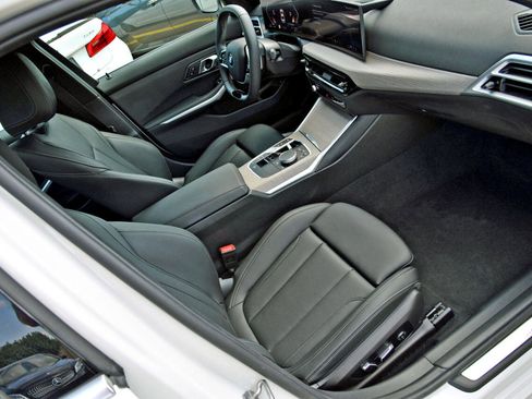 Used 2025 BMW 330i Sedan image 29