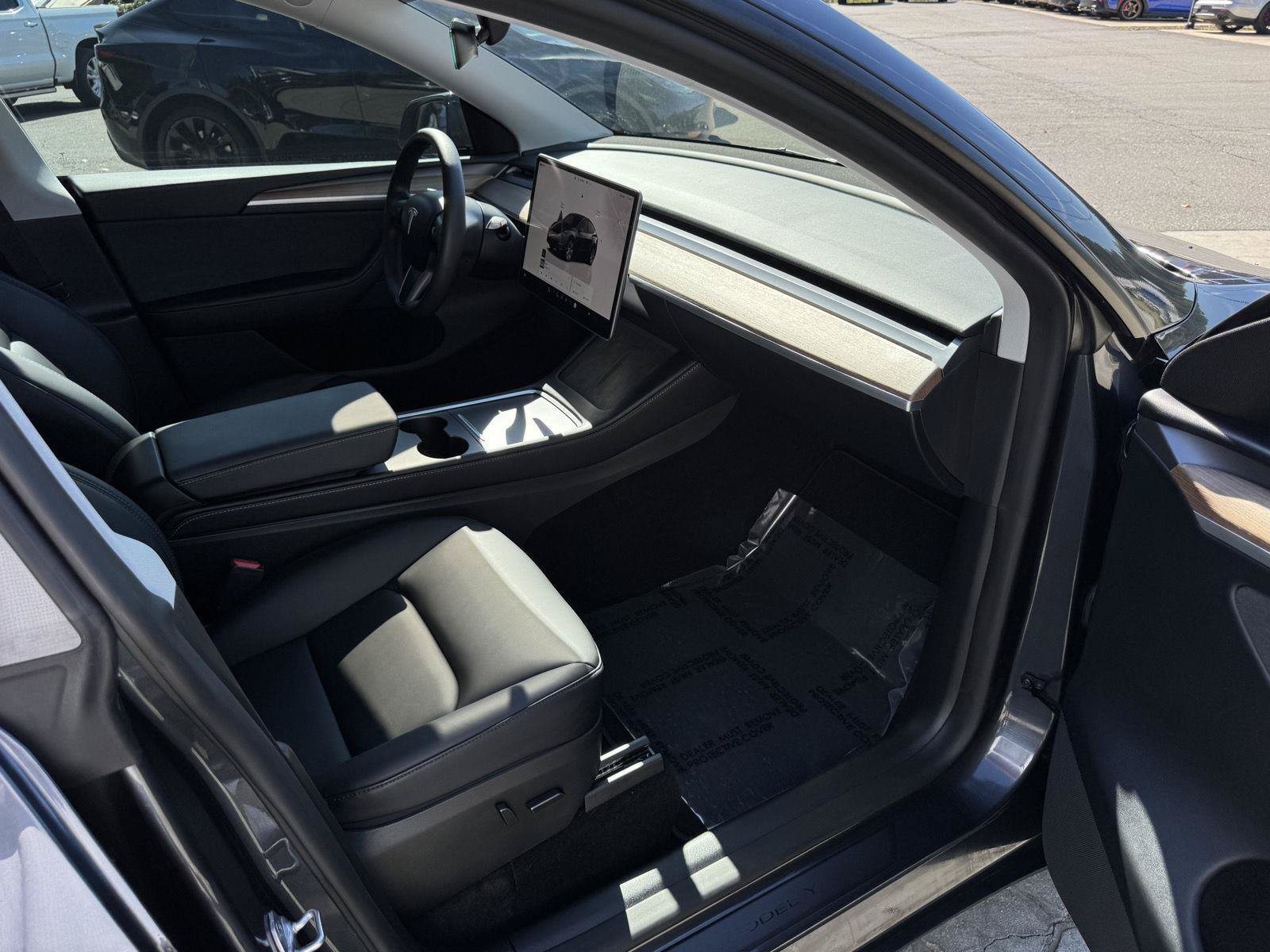 Used 2024 Tesla Model Y Long Range AWD/4WD image 16