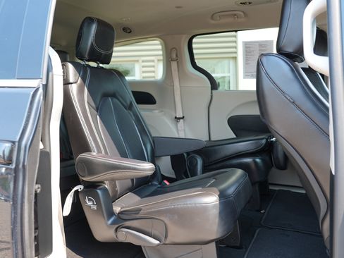 Used 2024 Chrysler Pacifica Touring-L FWD image 30