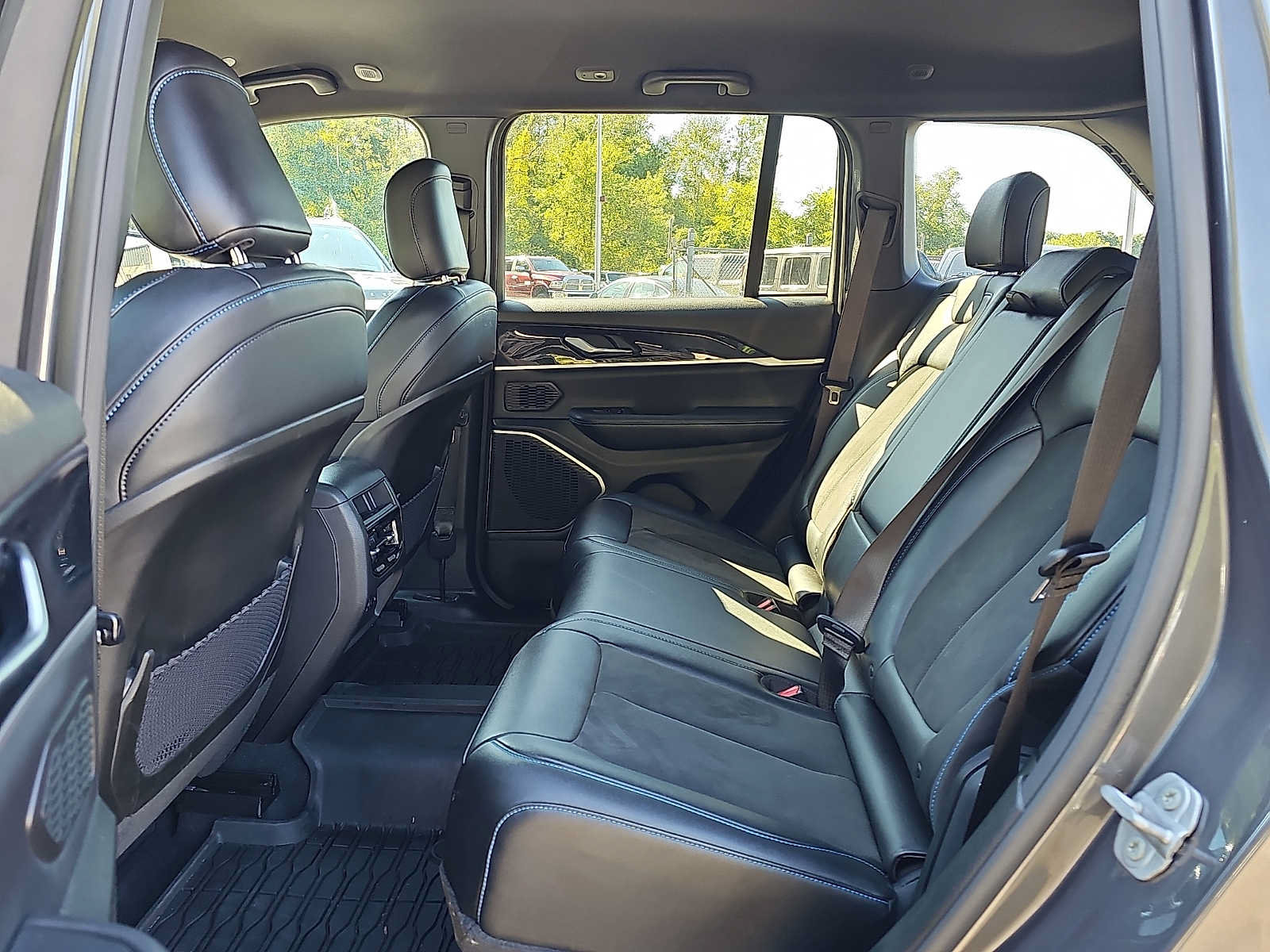 Used 2022 Jeep Grand Cherokee Trailhawk AWD/4WD image 10