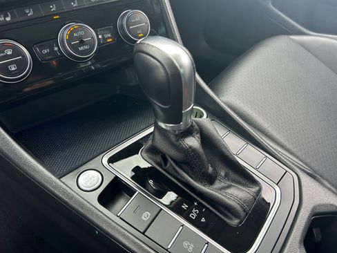 Used 2019 Volkswagen Jetta SEL w/ Cold Weather Package FWD image 15