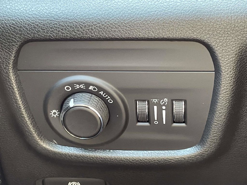 New 2027 Jeep Grand Cherokee Altitude RWD image 28