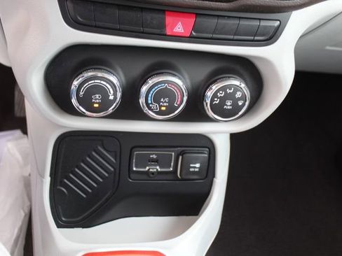 Used 2015 Jeep Renegade Latitude image 23