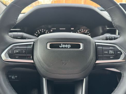 Used 2023 Jeep Compass Latitude image 17