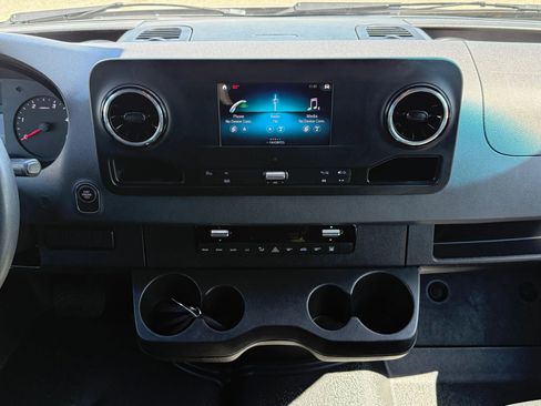 Used 2022 Mercedes-Benz Sprinter 2500 image 15
