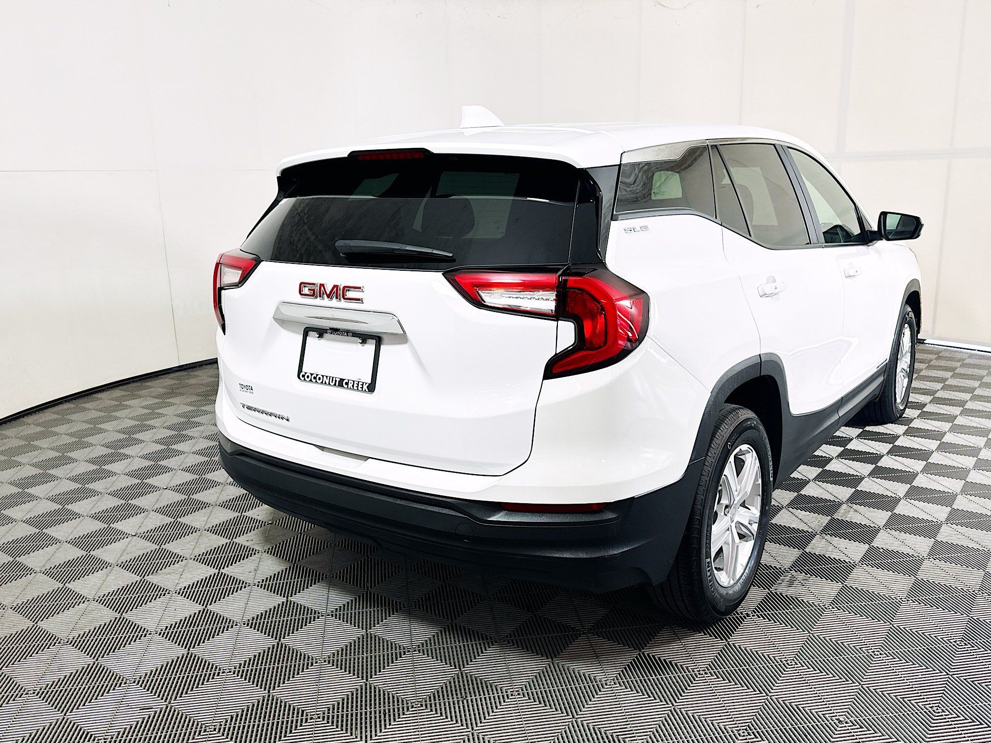 Used 2024 GMC Terrain SLE FWD image 3