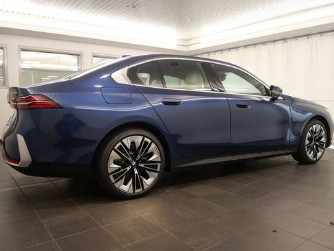 Used 2025 BMW 530i w/ Premium Package image 7