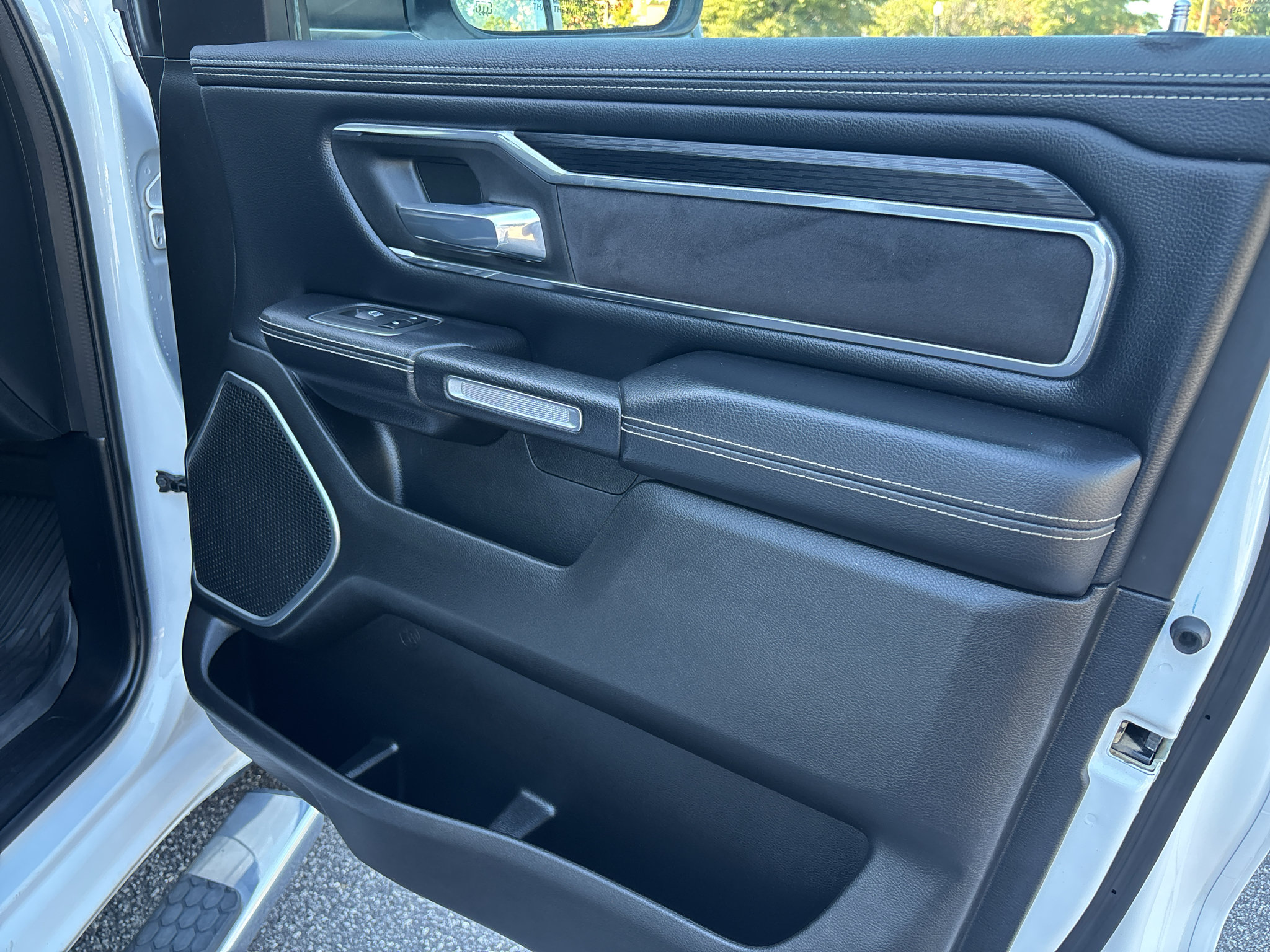 Used 2023 RAM 1500 Laramie AWD/4WD image 23