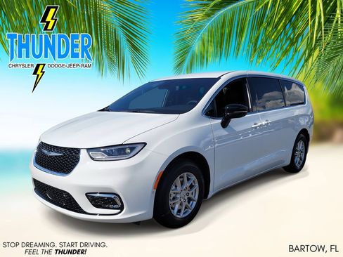 New 2026 Chrysler Pacifica Select image 2