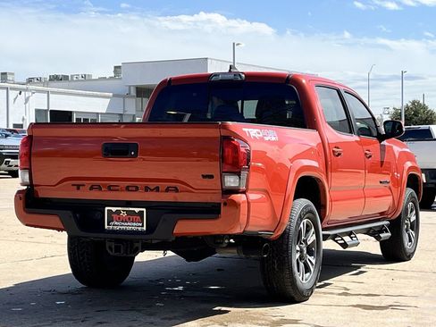 Used 2018 Toyota Tacoma TRD Sport w/ Technology Package image 4