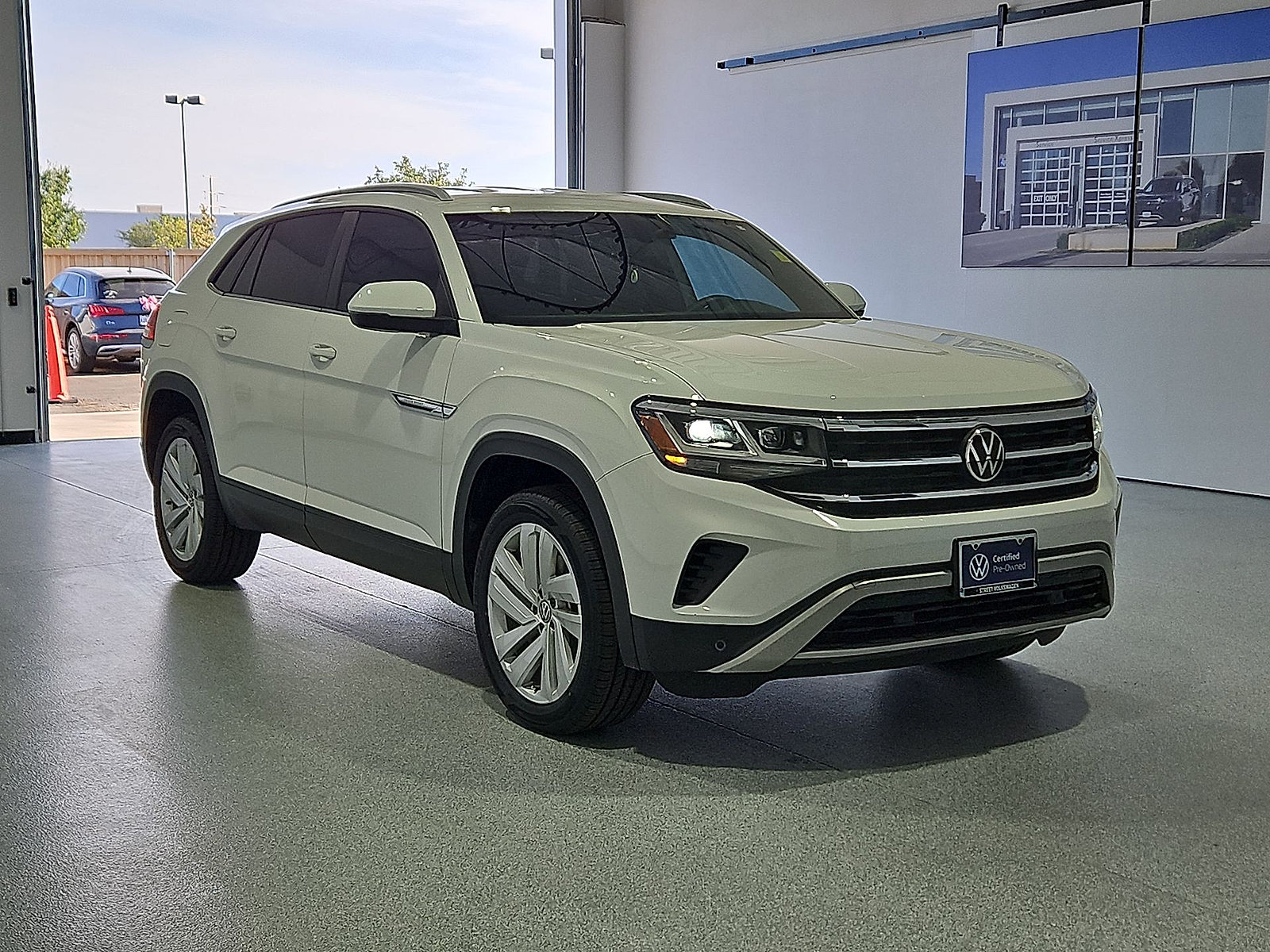 Certified 2022 Volkswagen Atlas Cross Sport SE AWD/4WD image 2