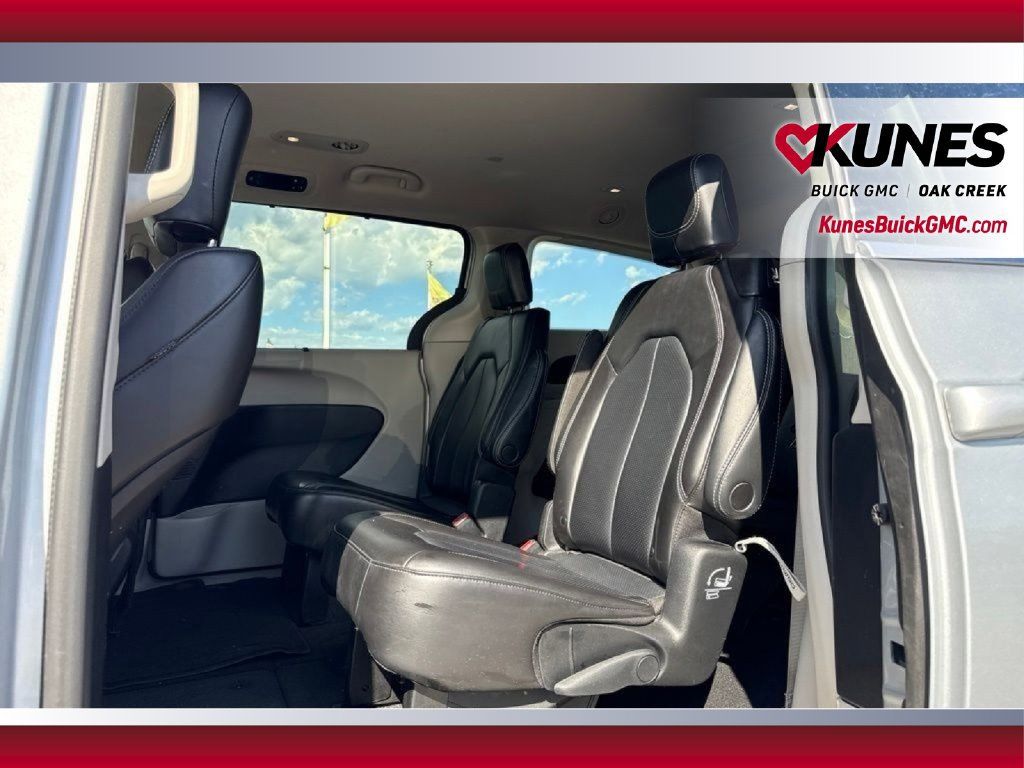 Used 2023 Chrysler Pacifica Touring-L FWD image 35