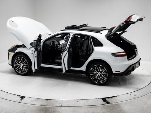 Certified 2026 Porsche Macan AWD/4WD image 38