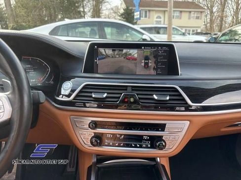 Used 2022 BMW 750i xDrive w/ Executive Package image 24