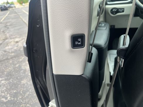 Used 2019 Chrysler Pacifica Limited w/ Tire & Wheel Group FWD image 14