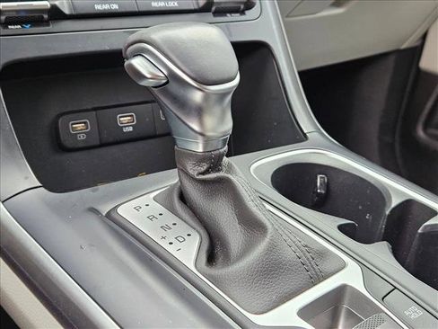 Used 2024 Kia Carnival LX image 12