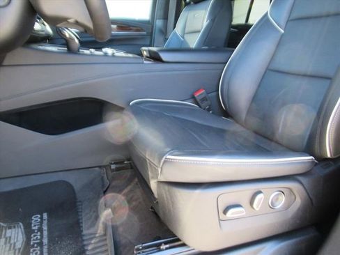 Used 2023 Cadillac Escalade Premium Luxury image 15