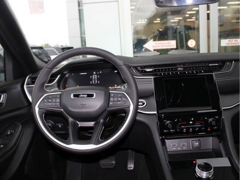 New 2025 Jeep Grand Cherokee Laredo X w/ Luxury Tech Group I image 12