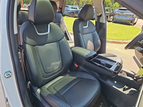 Certified 2025 Hyundai Tucson Limited FWD image 10