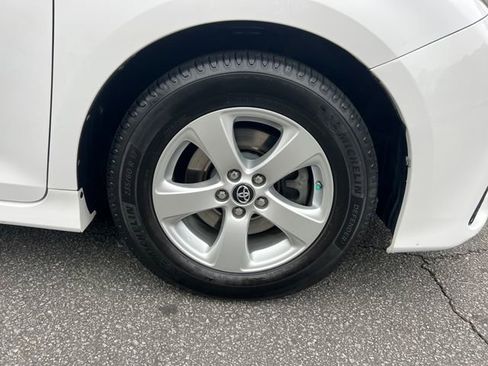 Used 2018 Toyota Sienna LE image 32