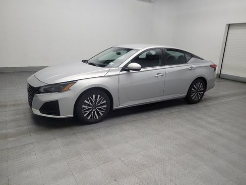 Used 2023 Nissan Altima 2.5 SV image 2