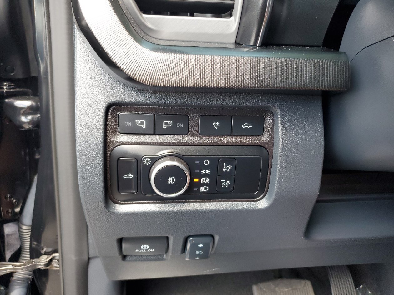 Used 2024 Ford F350 Platinum w/ FX4 Off-Road Package AWD/4WD image 32