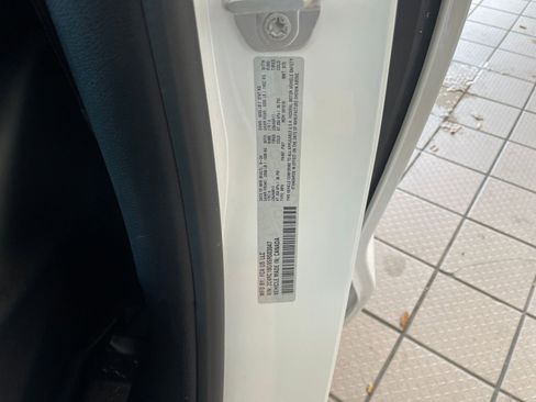 Used 2025 Chrysler Pacifica Select image 27