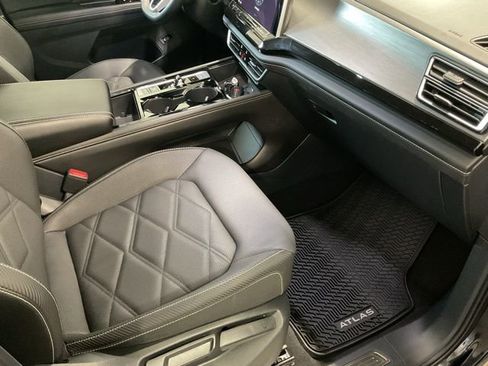 Used 2025 Volkswagen Atlas Cross Sport SE image 19