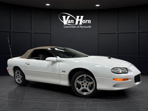Used 2000 Chevrolet Camaro Z28 w/ SS Performance/Appearance Pkg RWD image 2