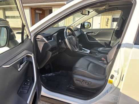 Used 2019 Toyota RAV4 Limited AWD/4WD image 17