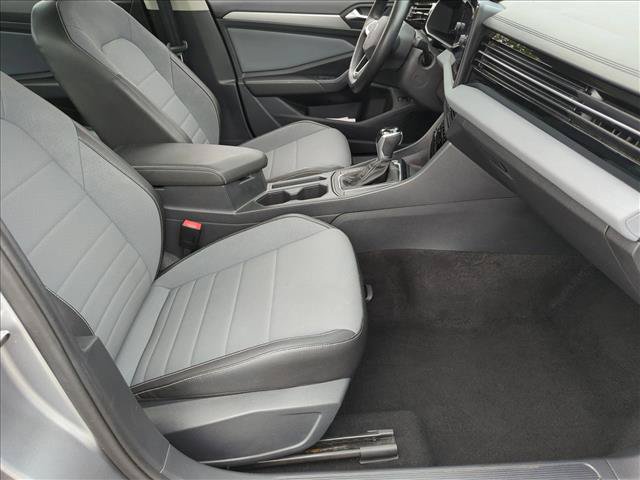 Used 2025 Volkswagen Jetta SE FWD image 20