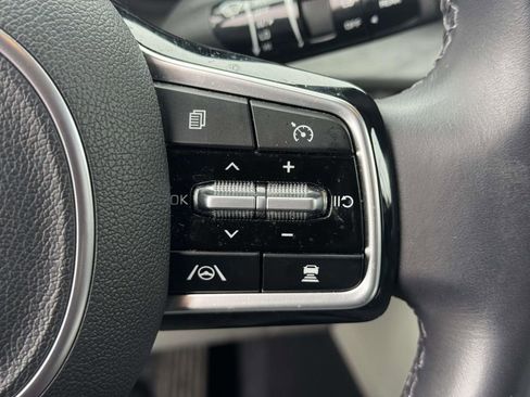 Used 2023 Kia Carnival EX image 21