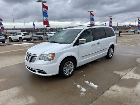 Used 2015 Chrysler Town & Country Touring-L w/ Driver Convenience Group image 1