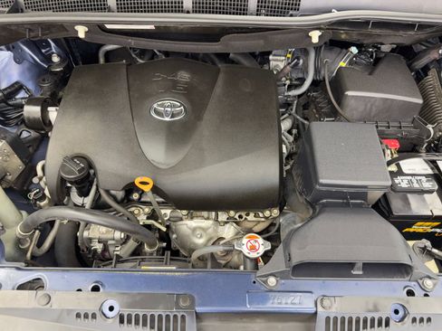 Used 2018 Toyota Sienna LE w/ Carpet Mat Package FWD image 53