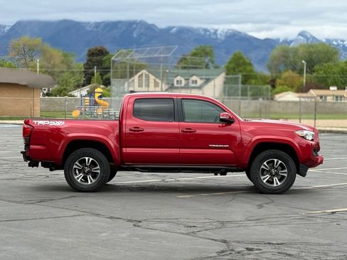 Used 2019 Toyota Tacoma TRD Sport w/ TRD Premium Sport Package image 4