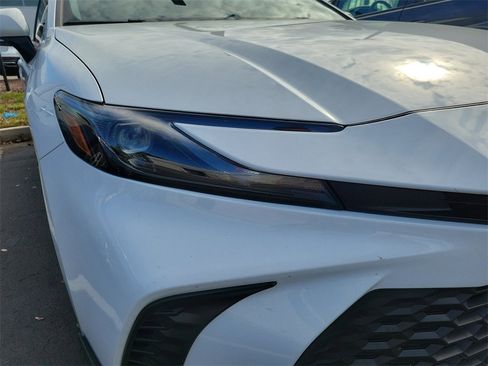 Used 2025 Toyota Camry SE image 9