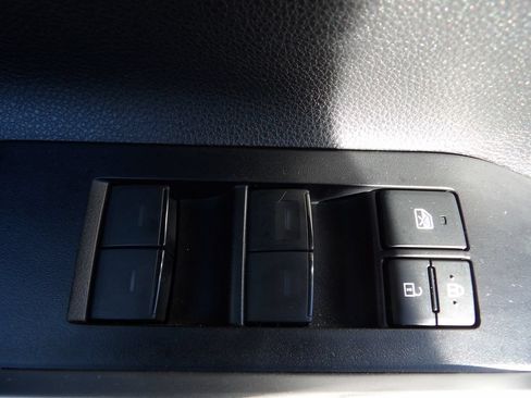 Used 2021 Toyota Highlander XLE FWD image 13